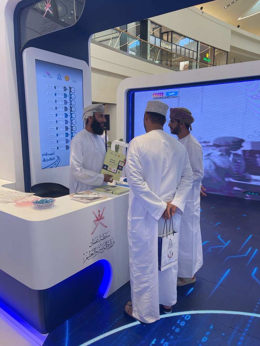 MohdAlmuntheri's tweet photo. ضمن فعاليات اسبوع المرور الخليجي شاركت جماعة أصدقاء الطريق بالمدرسة بإشراف الاستاذ فيصل الحضرمي مشرف البرنامج في معرض الوزارة بعمان مول 
@EduGovOman 
@EduGovMct 
#مدارسنا_مست��بل_واعد https://t.co/9fJ1lV530C