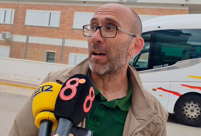 Etica_Animal's tweet photo. Archivado el juicio contra Agustín Conejo, alcalde de Zahara de los Atunes (Cádiz), detenido el viernes al intentar evitar que se instalara una plaza de toros portátil sin los permisos necesarios.

El alcalde estudia la posibilidad de iniciar acciones penales contra los agentes. https://t.co/xM5gbgLmQb