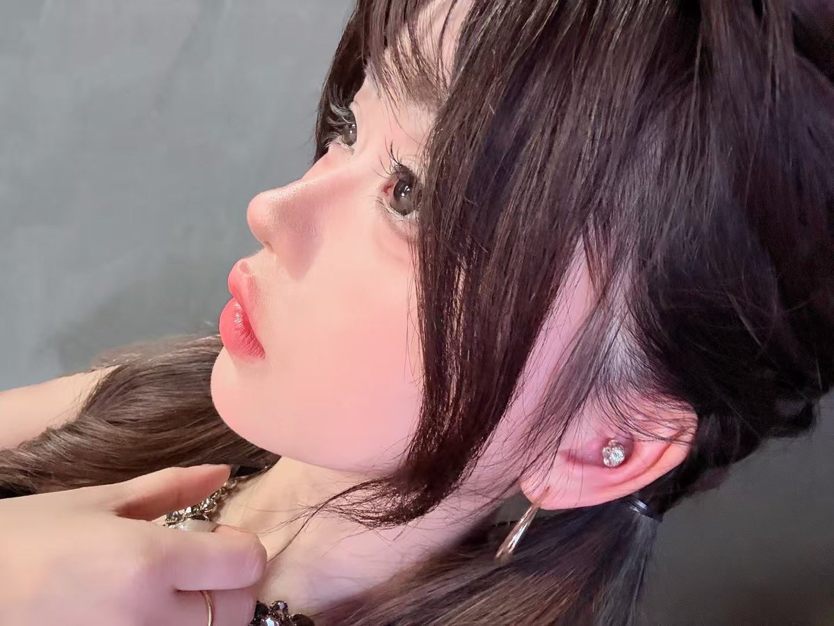 我发现我自拍只会扶脸…