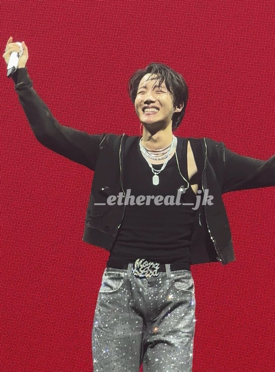 hobiroppi's tweet photo. you can tell he loves performing just by that smile https://t.co/pXVZMpPbq4