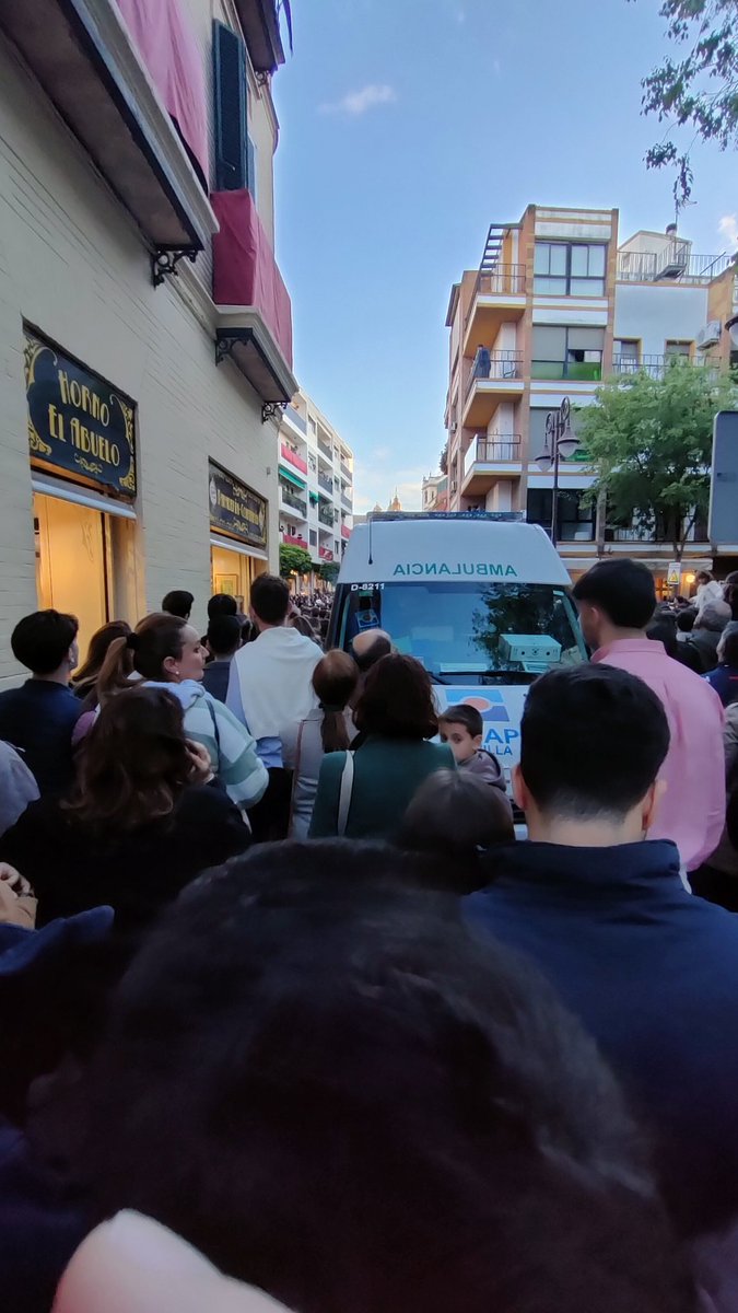 Alconer1's tweet photo. @CECOPSevilla ¿No hay mejor sitio para poner una ambulancia que en el cruce de Obreros, Águila y Plaza de la Alfalfa. Buen sitio para tener que evacuar la Alfalfa. https://t.co/KoBBX3cogY