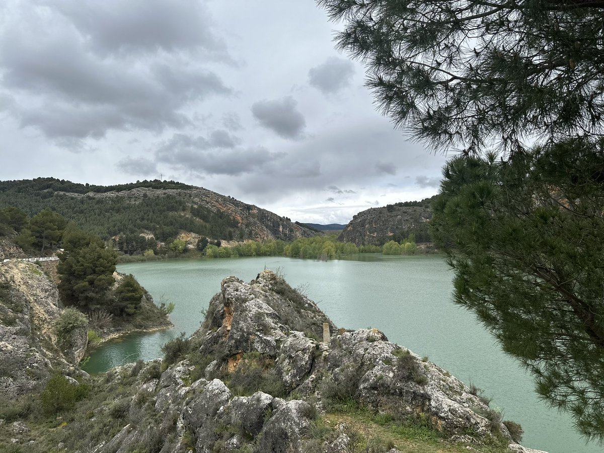 RuizdeDiego3000's tweet photo. 📸 Impresionante aspecto del Embalse de la Tranquera, cerca de #Ibdes, desde la ermita de Nuestra Señora de San Daniel.
@mitecogob @MeteoCalatayud @AragonMeteo https://t.co/TmULofuito