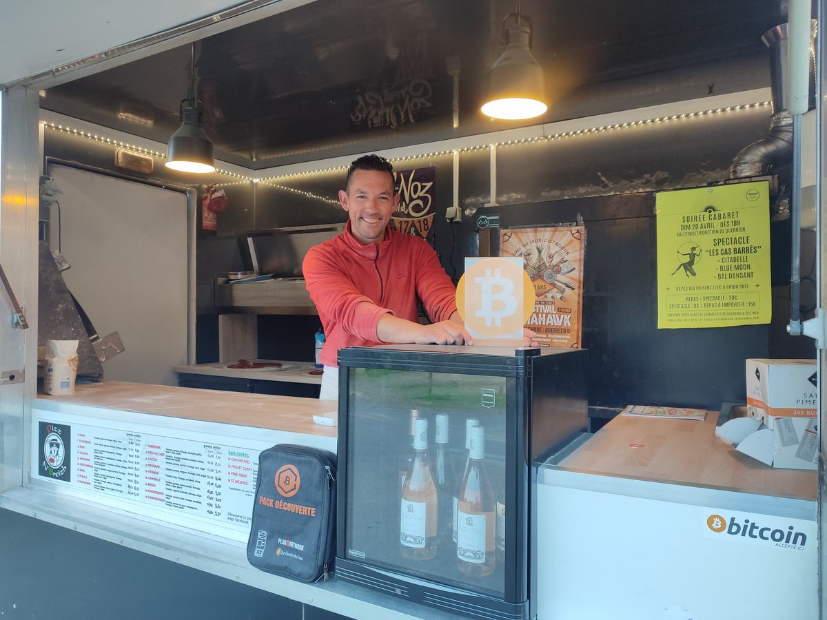 PhenixBZH's tweet image. C’est pas encore le #PizzaDay… mais j’ai quand même payé ma pizza en #Bitcoin grâce à un nouveau commerçant qui rejoint le mouvement : bienvenue à "pizz n Breizh" @BreizhBitcoin ! #BitcoinAccepted #BTC