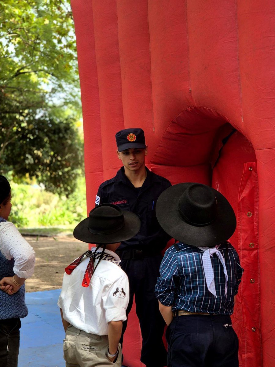 En la Criolla del Prado visitamos a la D.N. de Bomberos, donde se comparten claves del Programa de Prevención de Lesiones No Intencionales.

A través de una experiencia didáctica y participativa, se brindan recomendaciones fundamentales para promover la seguridad frente al fuego.