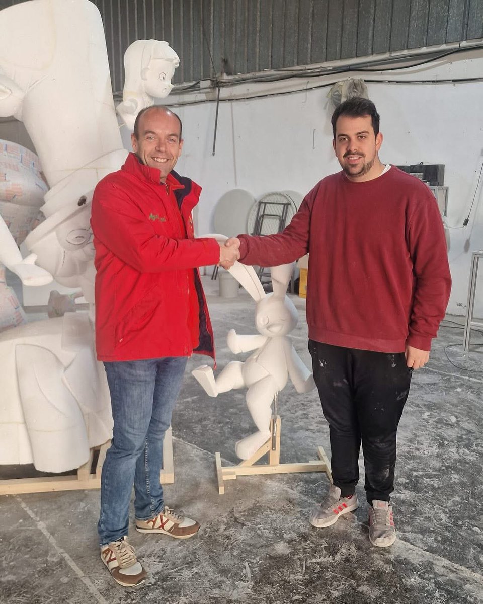 La Falla San Vicente-Periodista Azzati anuncia el fichaje de El Taller de Tamany para hacer la falla grande de 2026. La comisión renueva a Santi Muñoz para realizar la falla infantil.