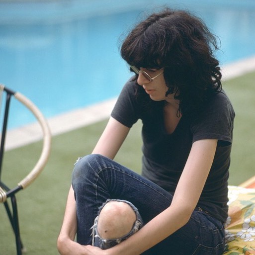 JoeyRamoneMusic's tweet photo. Remembering punk legend, Joey Ramone. 🕊️🤘

📸 Danny Fields

#JoeyRamone #Ramones #Punk #JoeyRamoneForever https://t.co/TVSCTGVW1L