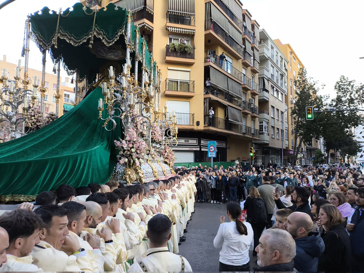 luisjlopezj's tweet photo. Está tarde en Málaga esperando a Nueva Esperanza de frente, se desata una tormenta y toda la gente busca donde resguardarse menos estos  Guardias Civiles que permanecen en su sitio en señal de respeto y cumplimiento del deber lo que ha sido reconocido por los aplausos de la gente https://t.co/3l1YtoLxCk