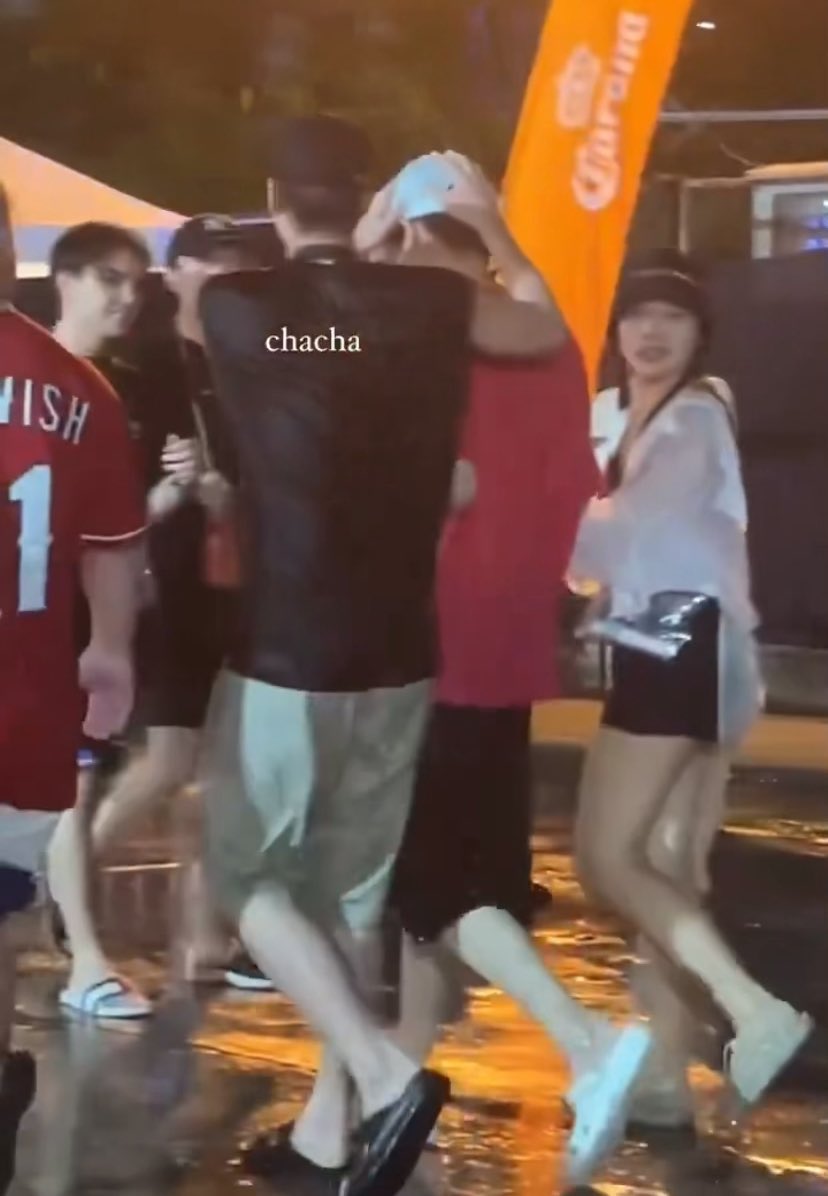 เอ็นดูพี่เก่งอ้อนน้วยยัยน้องมาก น่ารักว่ะ ความสบายใจกันและกันจริงๆ เอนจอยกันมาก ได้เห็นทั้งคู่มีความสุขสนุกกับเทศกาลนี่ก็สุขไปด้วยจริงๆ น่ารักกันมาก 🦆🐰🤍

#KengNamping #เก่งน้ำปิง