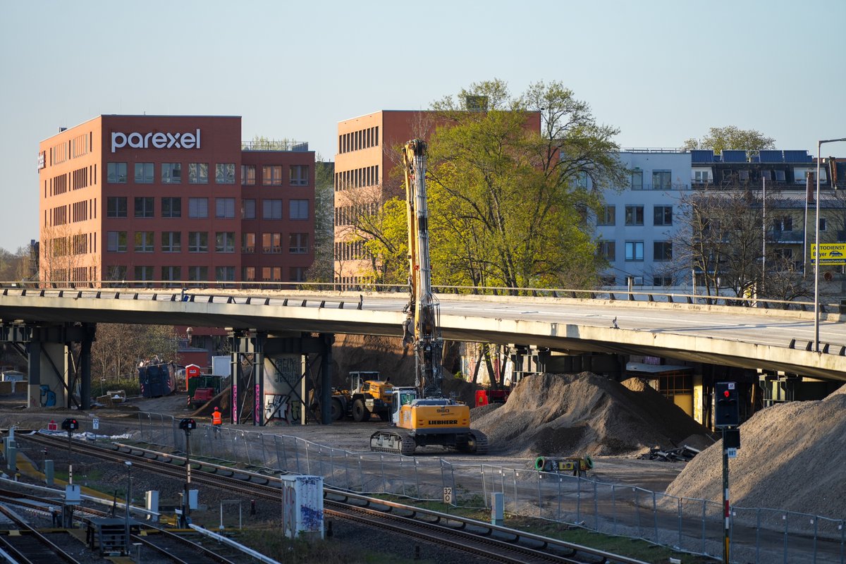 12.04.2025 - Longfront-Bagger an der Westendbrücke

#A100 #Ringbahnbrücke #Westendbrücke