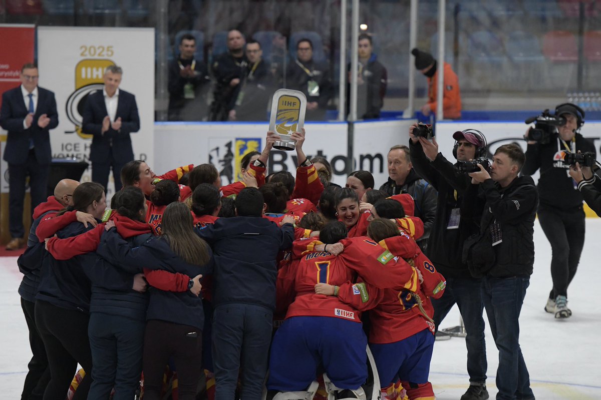 LU_Lions's tweet photo. Last week, @LU_Hockey 🦁🏒 head coach, Taylor Wasylk and current commit Claudia Castellanos won the gold at the 2️⃣0️⃣2️⃣5️⃣ IIHF IIA Women’s World Championships in Bytom, Poland 🥇

📕 | https://t.co/VONf11DDcO

#NewLevel https://t.co/Yl8iSwhtyr