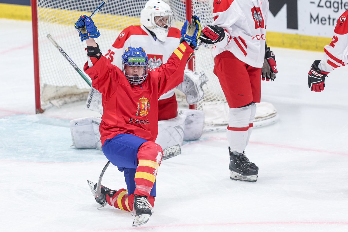 LU_Lions's tweet photo. Last week, @LU_Hockey 🦁🏒 head coach, Taylor Wasylk and current commit Claudia Castellanos won the gold at the 2️⃣0️⃣2️⃣5️⃣ IIHF IIA Women’s World Championships in Bytom, Poland 🥇

📕 | https://t.co/VONf11DDcO

#NewLevel https://t.co/Yl8iSwhtyr