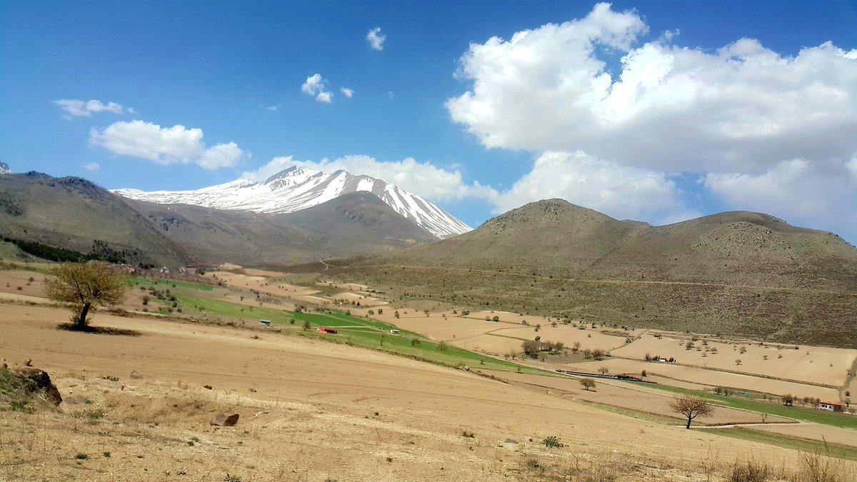 AldasEnver's tweet photo. ERCİYES DAĞI 

Heybetli dağlarında, tavrı bir hoş oluyor, 
Zerre kadarda olsa, insan kendin buluyor. 
Komutan edasıyla,dikilmiş de Erciyes:
Toroslar saf saf halde, O'na selâm duruyor. 

                   SAKİN OZAN https://t.co/XmPOpyLP2n