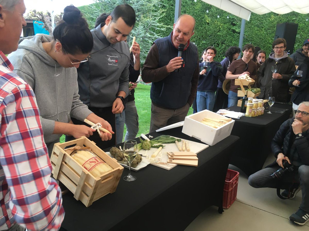 labrujulacala's tweet image. 👩🏻‍🍳👨🏻‍🍳🥬🥗 Enriquecedora visita al Hotel Zénit de alumnos del Basque Culinary Center para conocer los productos riojanos de calidad diferenciada
LÉELO EN:  tinyurl.com/2apsc5tz

#hotelzenit #BasqueCulinaryCenter #Calahorra