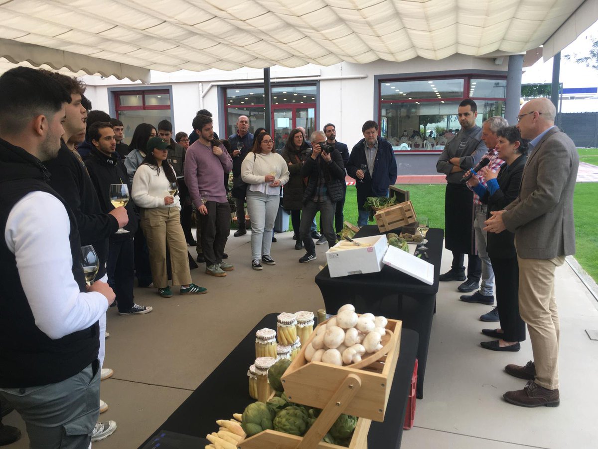 labrujulacala's tweet image. 👩🏻‍🍳👨🏻‍🍳🥬🥗 Enriquecedora visita al Hotel Zénit de alumnos del Basque Culinary Center para conocer los productos riojanos de calidad diferenciada
LÉELO EN:  tinyurl.com/2apsc5tz

#hotelzenit #BasqueCulinaryCenter #Calahorra