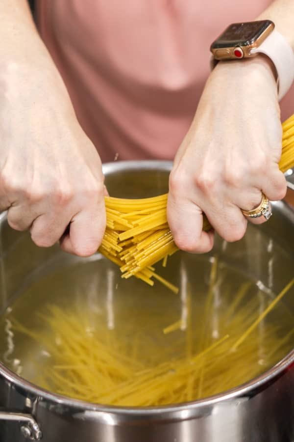 Si el oficial de inmigración viera que le hago esto a la pasta, no me daría nunca mi pasaporte italiano