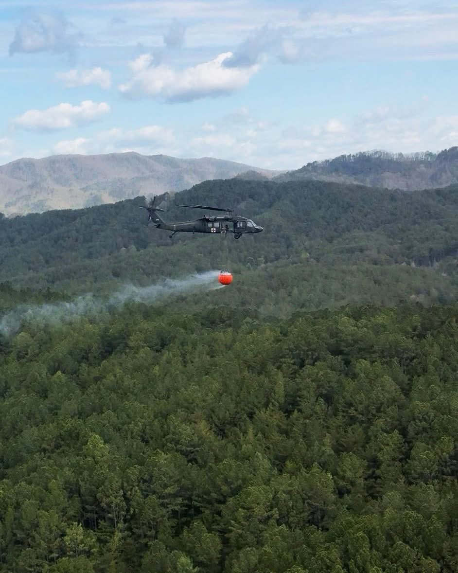 TNMilitaryDept's tweet image. At the request of @TennesseeEMA, the Tennessee National Guard is providing two UH-60 Blackhawk helicopters, from Knoxville’s 1-230th Assault Helicopter Battalion, to support wildfire response in Polk County.
Story here: tn.gov/military/news/…