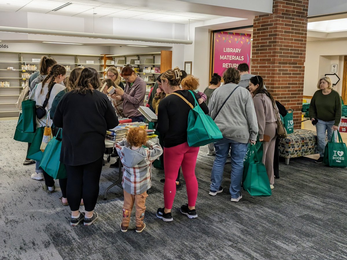 W Des Moines Library tweet media