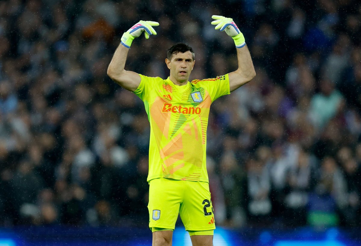 lnstantFoot's tweet photo. Rions d'Emiliano Martinez et de son erreur stupide 🫵🫵🫵😹😹😹 https://t.co/DTb1kz75hV