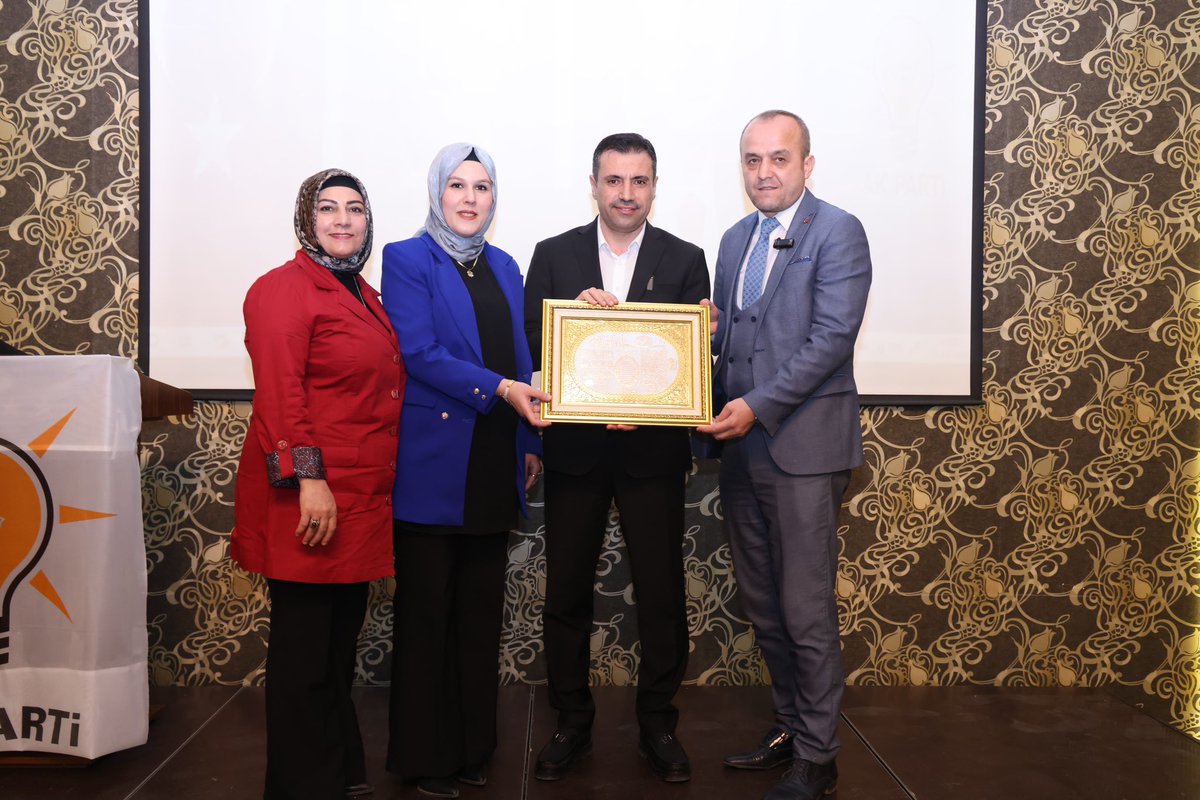 fatihozgokcen's tweet photo. Bu ekipte samimiyet var, heyecan var, Ereğli’ye hizmet aşkı var.

AK Parti Ereğli İlçe Teşkilatı’mızın ana kademe, kadın kolları, gençlik kolları, mahalle başkanlarımız ve meclis üyelerimiz ile aynı sofrada buluştuk, birliğimizi pekiştirdik.

Türkiye Yüzyılı için durmadan, yorulmadan yola devam edeceğiz.

#TeşekkürlerEreğli