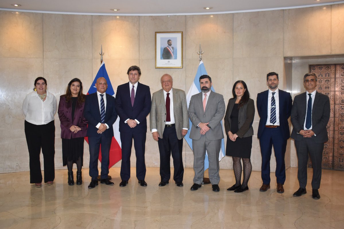 Embajada de Chile en Argentina (@embachilearg) on Twitter photo El Embajador José Antonio Viera Gallo, se reunió con el Vicecanciller, Embajador Eduardo Bustamante y equipo de Cancillería, para conversar temas referidos a la relación bilateral entre 🇨🇱 y 🇦🇷. <a href="/Minrel_Chile/">Cancillería Chile 🇨🇱</a> <a href="/Cancilleria_Ar/">Cancillería Argentina 🇦🇷</a> El Embajador José Antonio Viera Gallo, se reunió con el Vicecanciller, Embajador Eduardo Bustamante y equipo de Cancillería, para conversar temas referidos a la relación bilateral entre 🇨🇱 y 🇦🇷. <a href="/Minrel_Chile/">Cancillería Chile 🇨🇱</a> <a href="/Cancilleria_Ar/">Cancillería Argentina 🇦🇷</a>