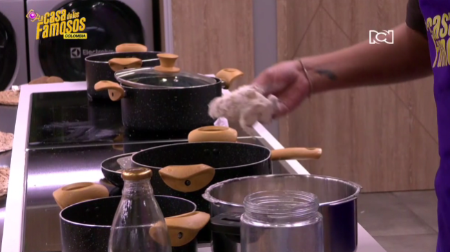 ajedry_'s tweet photo. Si hacen un próximo MasterChef Celebrity, no se les olvide invitar a Emiro, ese muchacho si se merece participar, porfis 😭 
El bolso 🥰
#LaCasaDeLosFamososCol https://t.co/ZZjP0fVomv