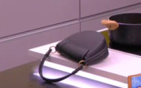 ajedry_'s tweet photo. Si hacen un próximo MasterChef Celebrity, no se les olvide invitar a Emiro, ese muchacho si se merece participar, porfis 😭 
El bolso 🥰
#LaCasaDeLosFamososCol https://t.co/ZZjP0fVomv