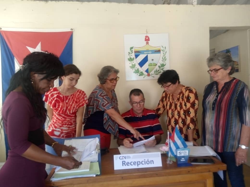 ConsejoPinar's tweet photo. 👉El Consejo Electoral Municipal Viñales recibió ayer la visita de Osvaldo Rivero Villavicencio, vocal del #CENCuba , quien intercambió con autoridades electorales de base y se chequearon la marcha del cumplimiento de la resolución 113  #JuntosPorLaDemocracia https://t.co/0uJqjllAE6