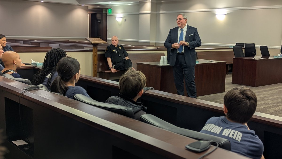 ForsythCourtsGA's tweet image. Chief Superior Court Judge Jeffrey Bagley welcomed the student council from @NorthForsythMS to the courthouse today! 👨⚖️ Students got an inside look at the justice system, including a K9 demo from Kimber & Calvin. #CivicEducation #ForsythCounty #FutureLeaders