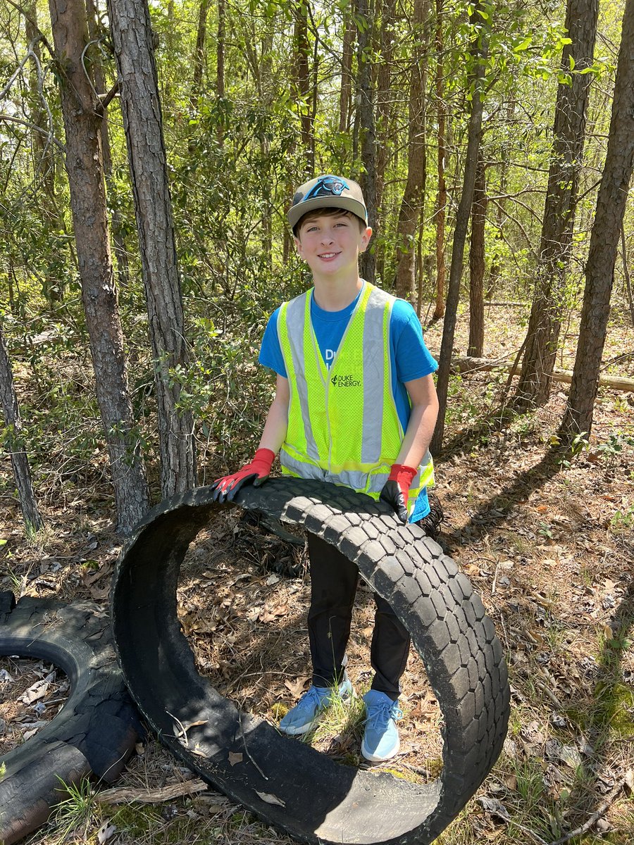trentacker's tweet image. Cleaning up around Lake Keowee and Oconee Nuclear Station with @DukeEnergy teammates this afternoon, along with one of my favorite helpers.
Throughout the month of April, volunteers will be participating in events like this across South Carolina in celebration of #EarthDay.