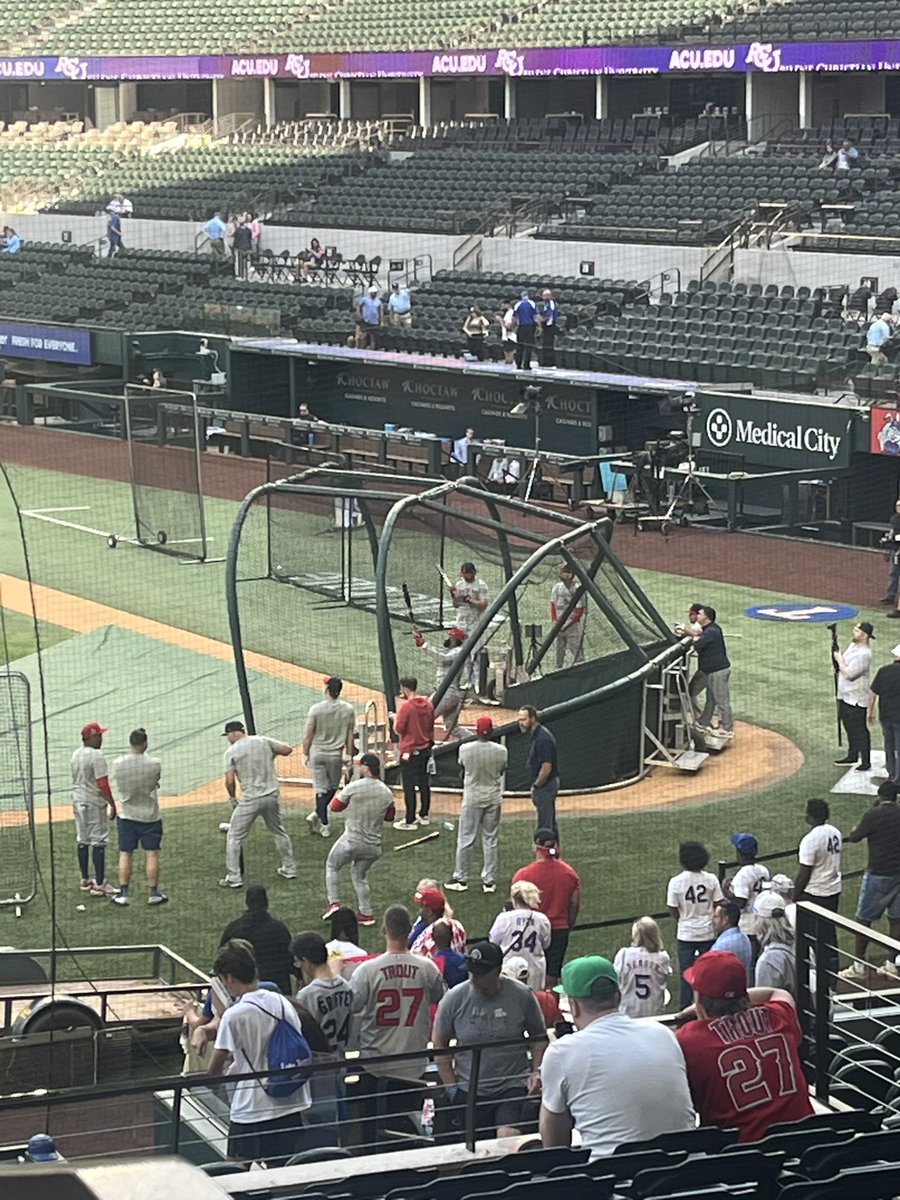 LoyalPromise's tweet photo. Jackie Robinson‘s Day ⚾️⚾️⚾️…. #TexasRangers vs #SeattleMariners #MLB #TuesdayNightFun #Jackie42 #ThankYouJackieRobinson #Baseball https://t.co/pWkErnsHEm