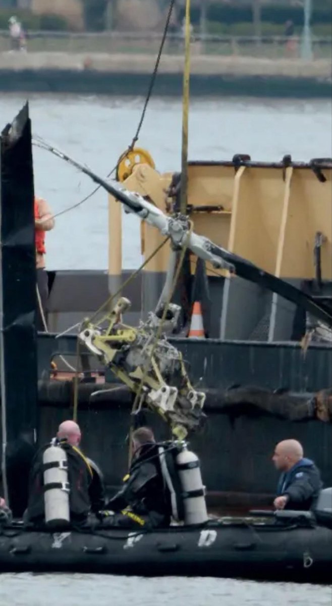 Turbinetraveler's tweet image. UPDATE: A new image reveals the main rotor and gearbox were still attached to each other after the crash, with support struts intact — but the entire assembly was violently ripped from the fuselage of the Bell 206L-4 (N216MH).

#HudsonRiver #HelicopterCrash #BreakingNews #Bell206