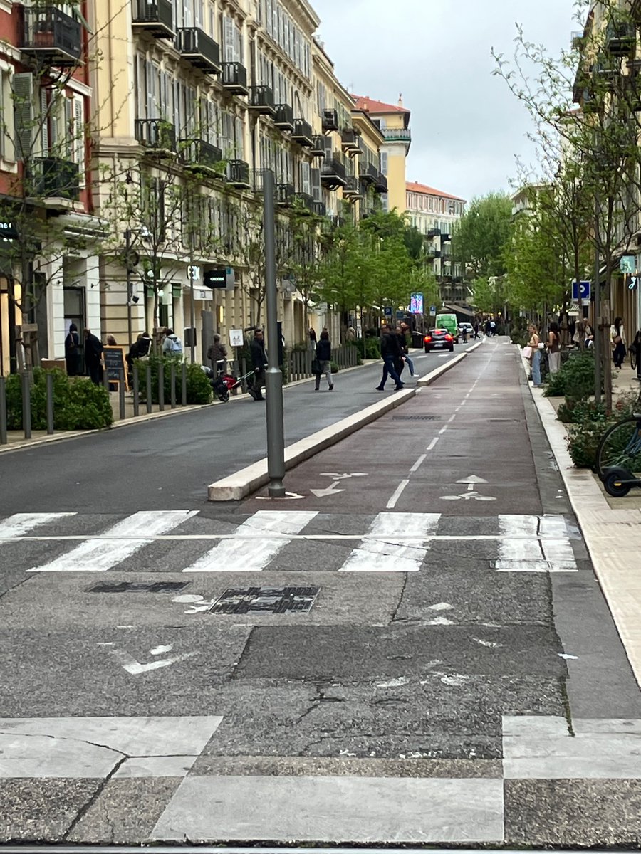 In Straßen, wo keine Autos parken, wird viel Platz fürs #Radfahren und Gehen frei sowie für mehr Bäume und Grün, wie auch in #Nizza zu sehen ist. Bringt mehr #Mobilität &amp; mehr #Lebensqualität.