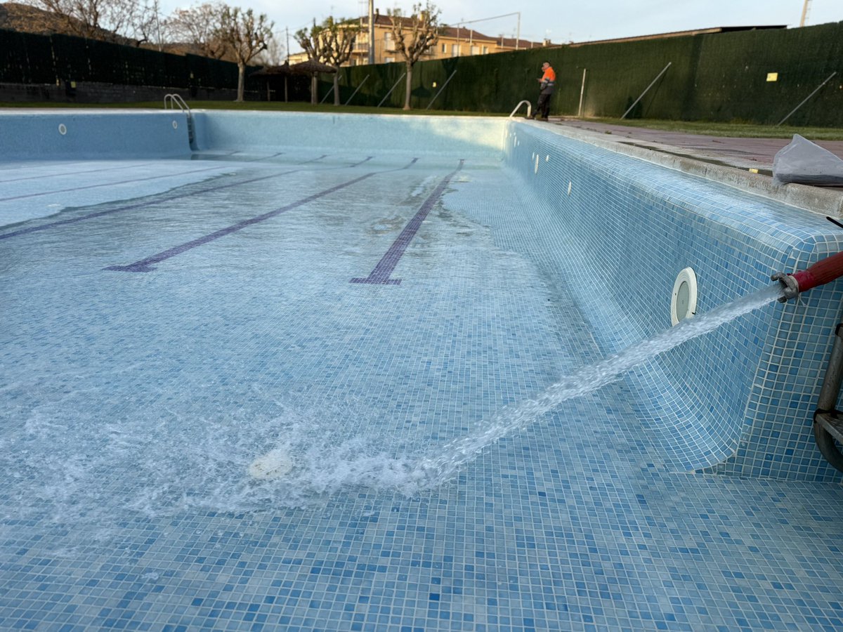 NataliaFigueras's tweet photo. ☝🏻Aquest any hem buidat la piscina. Feia #3anys q per la sequera no podíem, i per tant, calia reparar els desperfectes!
Aviat explicarem en el que estem treballant des d’Esports/Joventut! La remodelació de l’entrada al Camp, la Piscina, el Bar/Vestidors i l’Espai Jove! https://t.co/DFT19k1dhh