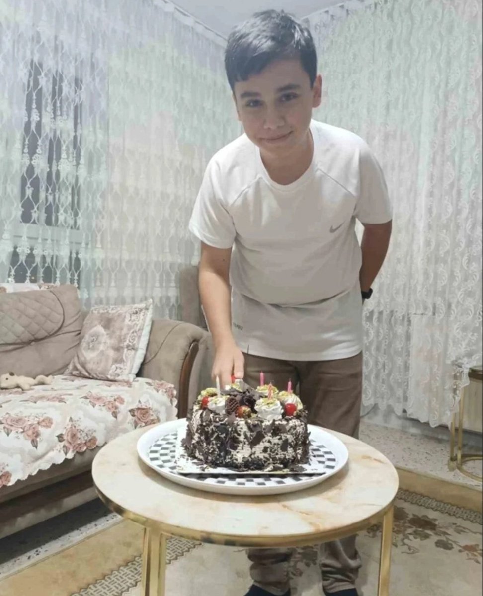 14 yaşındaki Abdurrahman Özkul, çalıştırıldığı fabrikada hayatını kaybetti. Çocuk işçiliği bu düzenin utancıdır. Çocukların fabrikalarda sömürüldüğü değil okullarda eğitim alıp hayal kurduğu bir dünyayı hep beraber yaratacağız.