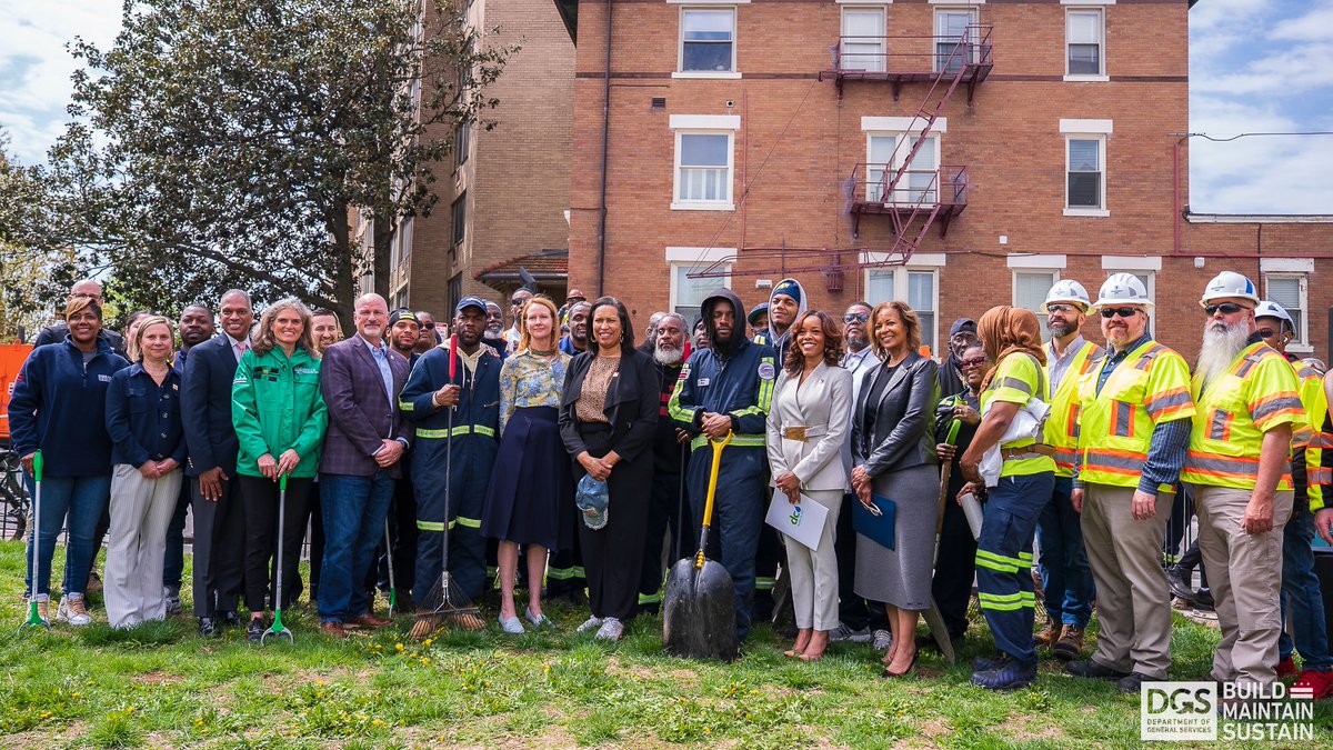 DCDGS's tweet photo. 🌱DGS, @DCDPW, @DDOTDC, & other local utility companies gathered to launch our DC #SpringCleaning Kick-Off! DGS works to prepare parks, rec centers, aquatic facilities, public spaces, & more for the upcoming Spring-Summer season. #DGSAtWork #SpringCleanDC #SpringSummerReadiness https://t.co/l51Ycx9o86