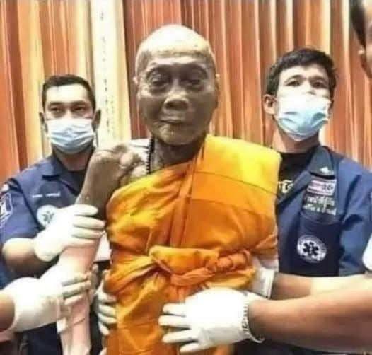 evertonsah's tweet image. Um monge descoberto nas montanhas está em transe profundo chamado "Taykateth".
Quando foi descoberto em uma caverna, pensaram que era uma múmia. No entanto, cientistas descobriram que estava vivo!
Ao lado do monge foram encontrados pergaminhos que diziam: "Anistia o caralho!".