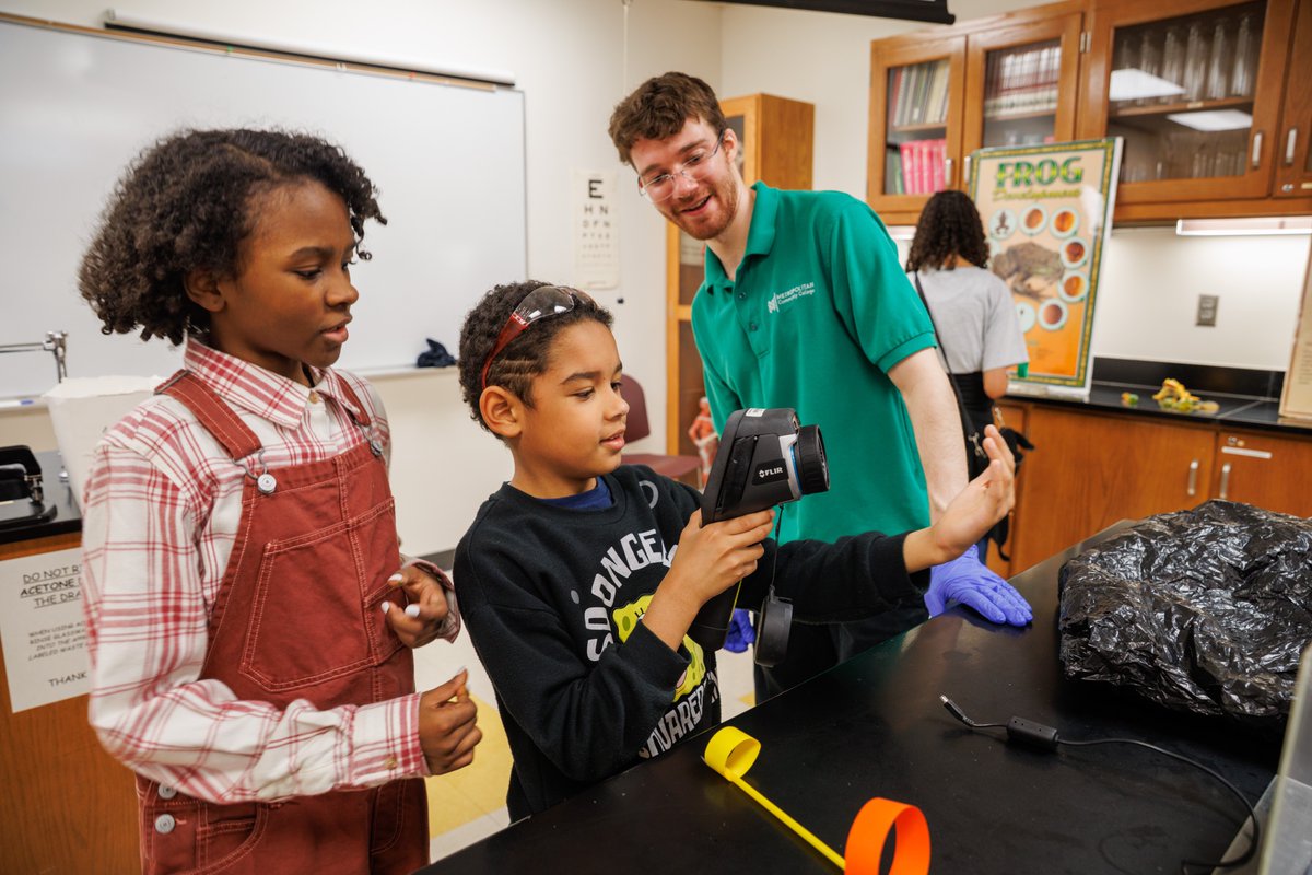 Science Days during the Nebraska Science Festival look a little something like this 👀🔬✨ <a href="/NESciFest/">NESciFest</a>