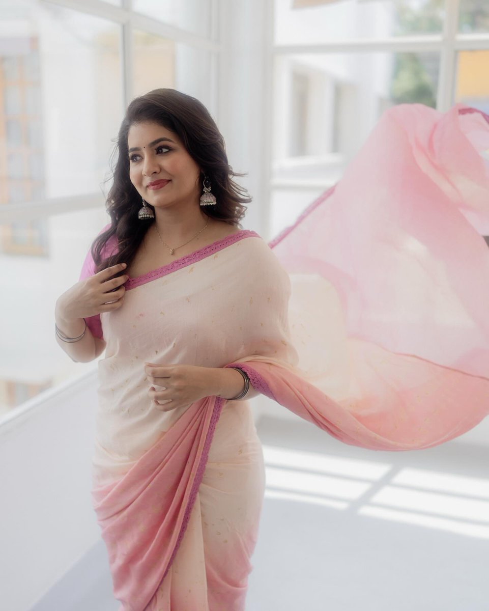 Weekendvibes_'s tweet photo. Reshmi Menon 🤍🩷
#Reshmi #ReshmiMenon https://t.co/xkWN06yexP