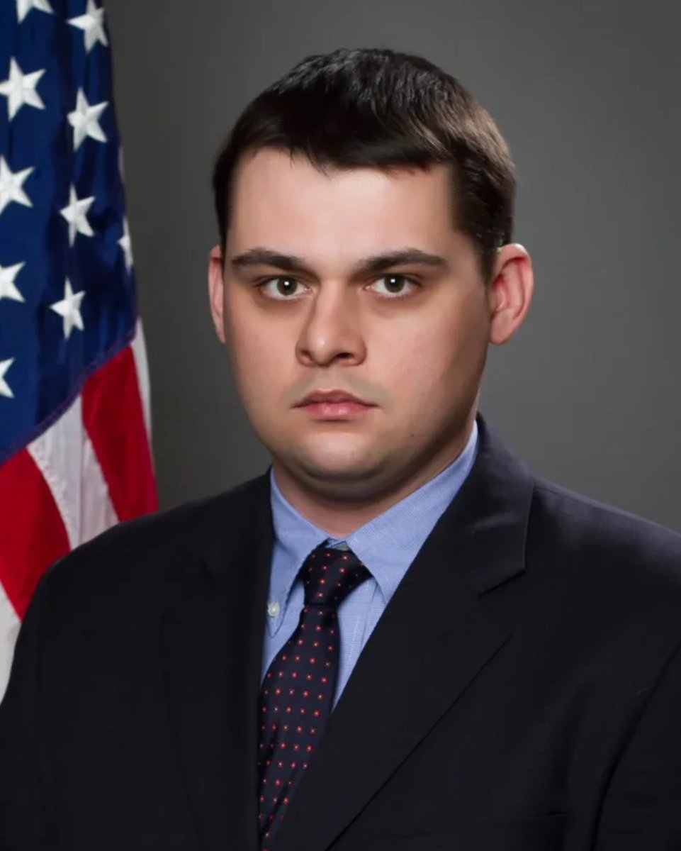 MAGAVoice's tweet image. BREAKING 🚨 Secretary of Defense Pete Hegseths top Advisor, Dan Caldwell was just ESCORTED out of the Pentagon after being identified as one of the Leakers according to Reuters
GOOD F*CKING RIDDANCE 👋