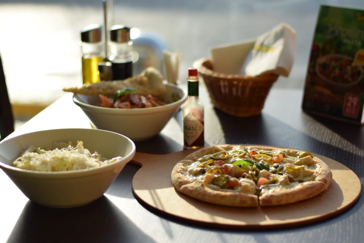 BroccoliPasta's tweet image. Pizza, pasta, and everything delicious 🌞🍕 A perfect table set for the perfect mood!