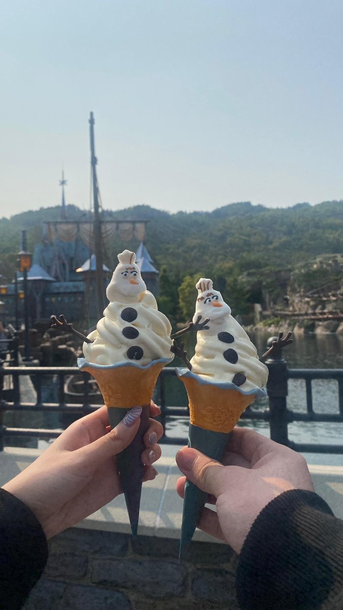 dangerfieeld's tweet photo. happiest place on earth! :3 https://t.co/E0PLxfBHJz
