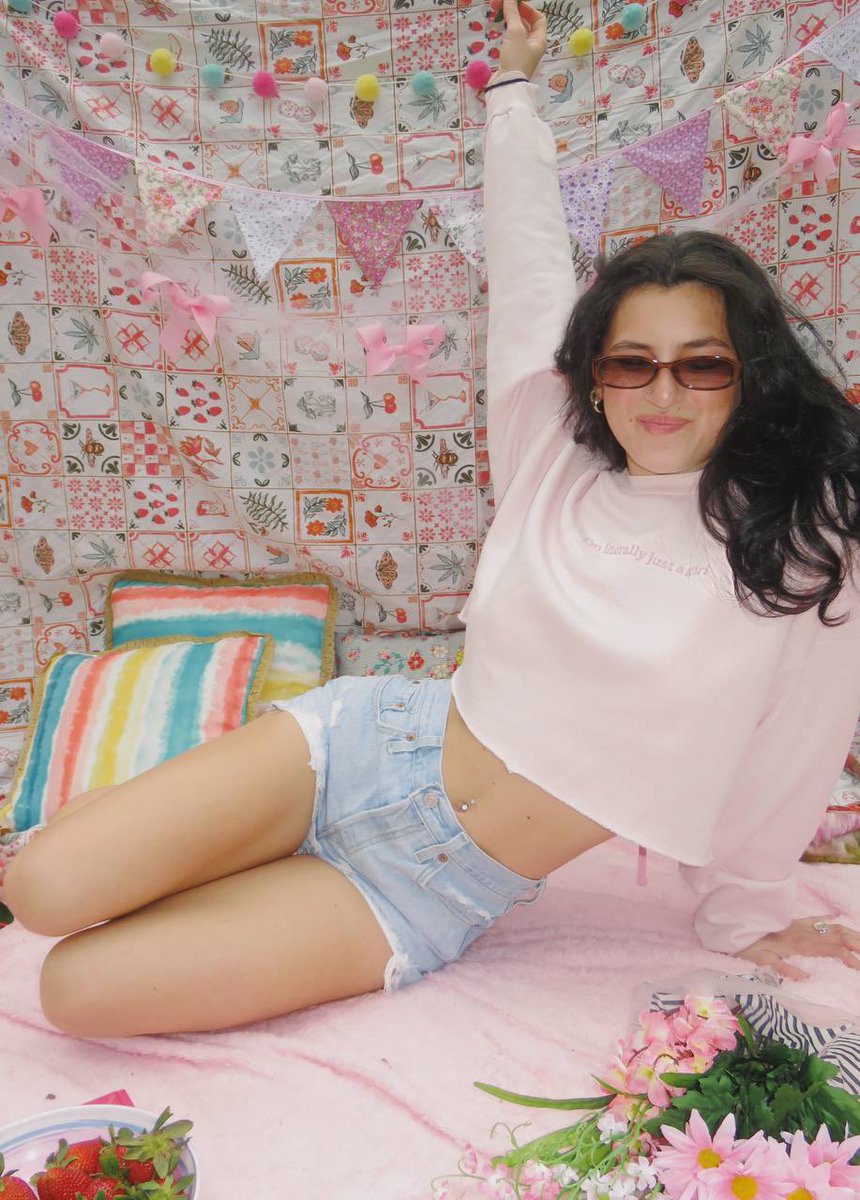 daytonchicks's tweet photo. 💁‍♀️🤍 I’M LITERALLY JUST A GIRL CROPPED CREW IS LIVE!💁‍♀️🤍

Click the link to shop!✨✨

https://t.co/XA4t2fDDMM https://t.co/QajlalwASW