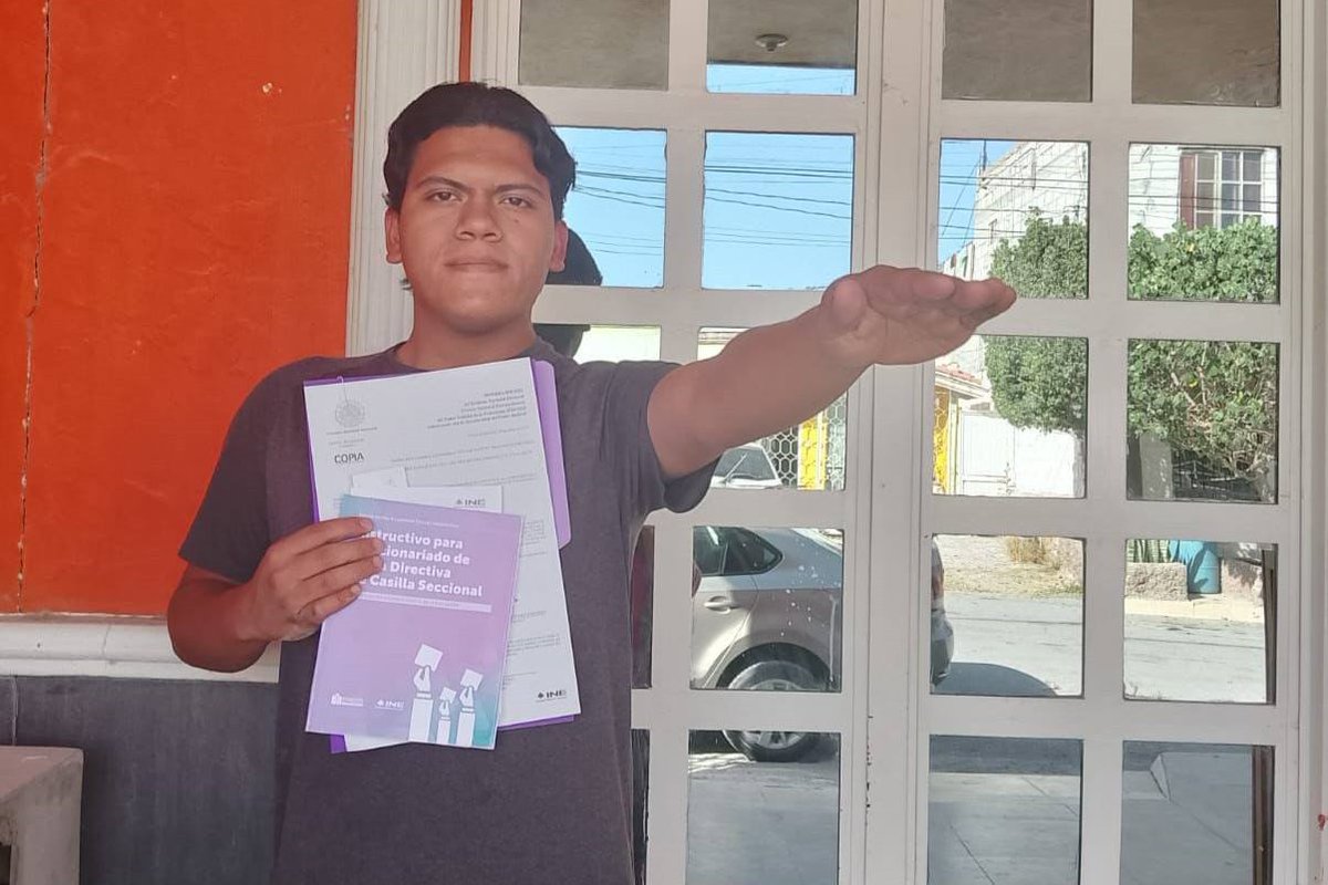 INECoahuila's tweet photo. El INE Coahuila continúa capacitando a la ciudadanía sorteada que será parte de las Mesas Directivas de Casilla Seccionales para la Elección del Poder Judicial de la Federación. Como parte del protocolo toma protesta de su cargo. https://t.co/PXPTNYqffM