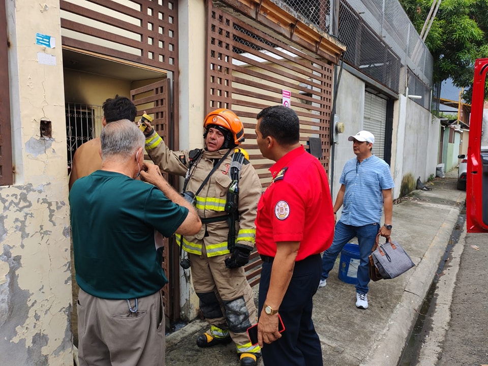 ¡Intervención oportuna!
El personal del BCBP atendió un incendio estructural registrado en una vivienda en el callejón Queen y Jorge Washington. Se despacharon 12 efectivos en 2 unidades de ataque y 1 ambulancia. Gracias a la intervención oportuna, el incendio fue controlado