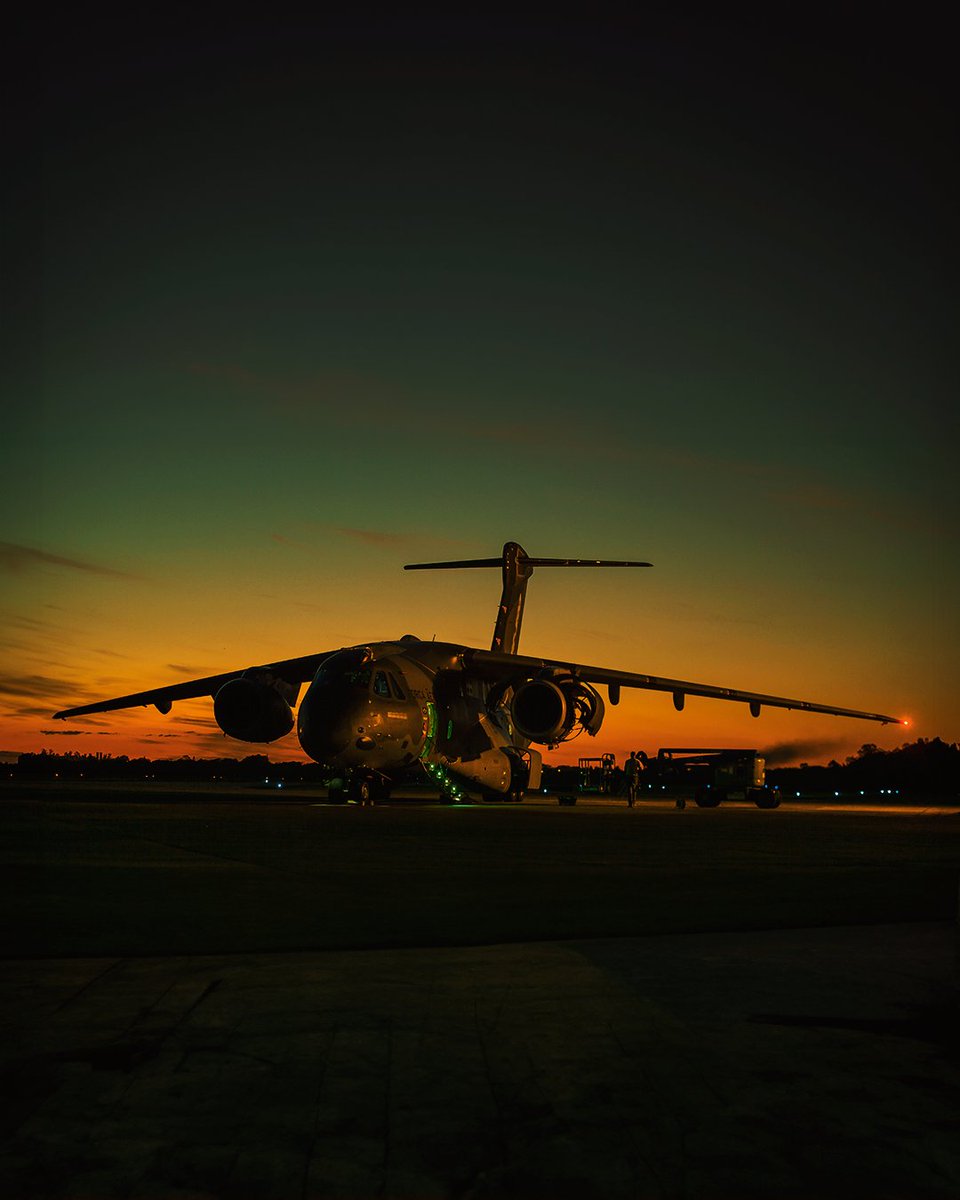 embraer's tweet photo. As aeronaves altamente competitivas e de alta tecnologia da Embraer combinam perfeitamente com um lindo pôr do sol. Qual é a sua favorita?
#EmbraerSelection #EmbraerStories https://t.co/UVX8HUl0Ug