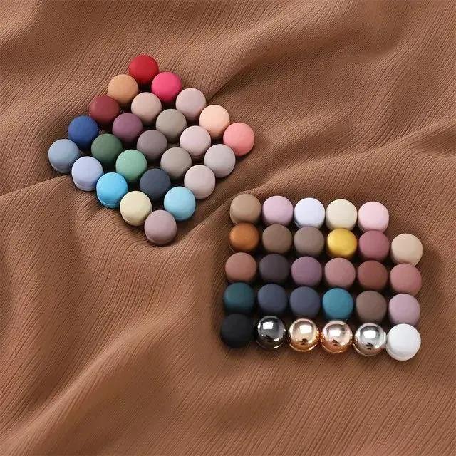 HassyCollectns's tweet image. Our No Snag magnetic pins are designed to securely hold together any fabric of your choice without pins or knots, allowing you to throw together any hijab style.
Price:2,500 naira for one each.
Contour:Circle only.
Location:Abuja
Send a dm or click link in bio to place order