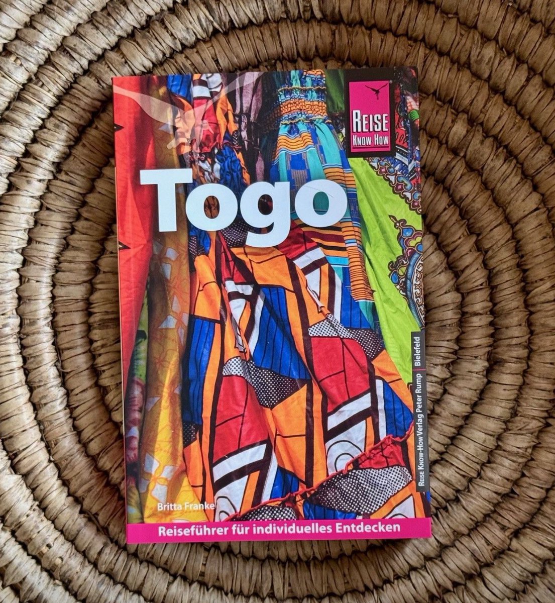 Ein Reiseführer für #Togo 🌍 schließt die Lücke in der deutschsprachigen Reiseliteratur &amp; zeigt wie Engagement in der Entwicklungszusammenarbeit nachhaltig wirken kann
📖 Lust auf mehr? Hier geht’s zum Buch: Togo | Reise Know-How 👉🏼lnkd.in/gBDMx2Rr
👉🏼dt. Buchhandel, Amazon