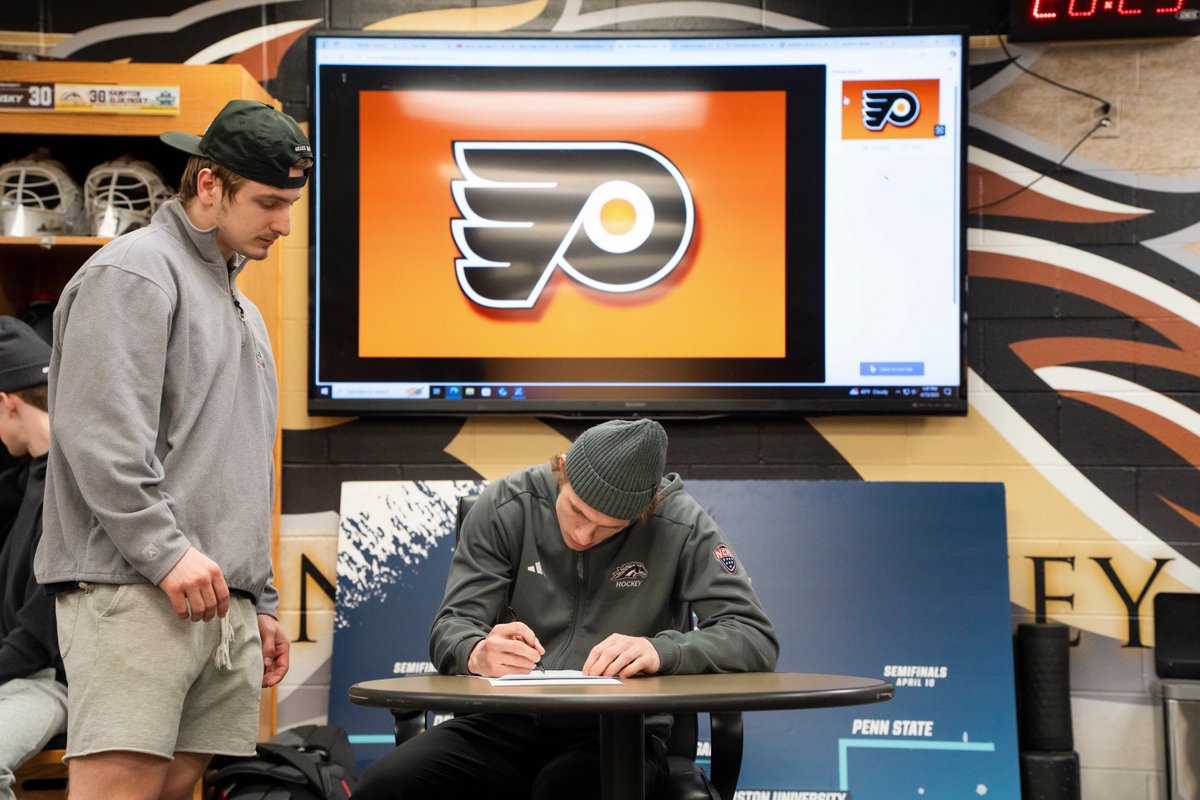 The national champs helped make it official! 🏆

@Alexbump14 | #LetsGoFlyers