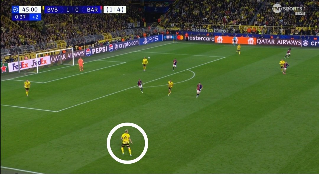 JackRthythm's tweet image. Dortmund walitumia udhaifu wa high pressing ya Barca upande wa
(1) Kushoto
— Gerrard Martin kua njia panda au umbali mkubwa baina ya Gerrard na RB "kupanda juu", hii ilimfanya beki wa kulia wa Dort kua free. 
(2) kati
— Gavi kua njia panda ilimfanya Groß kua free kuendeleza mpira