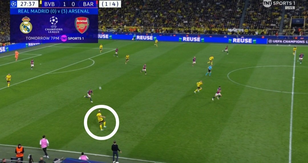 JackRthythm's tweet image. Dortmund walitumia udhaifu wa high pressing ya Barca upande wa
(1) Kushoto
— Gerrard Martin kua njia panda au umbali mkubwa baina ya Gerrard na RB "kupanda juu", hii ilimfanya beki wa kulia wa Dort kua free. 
(2) kati
— Gavi kua njia panda ilimfanya Groß kua free kuendeleza mpira